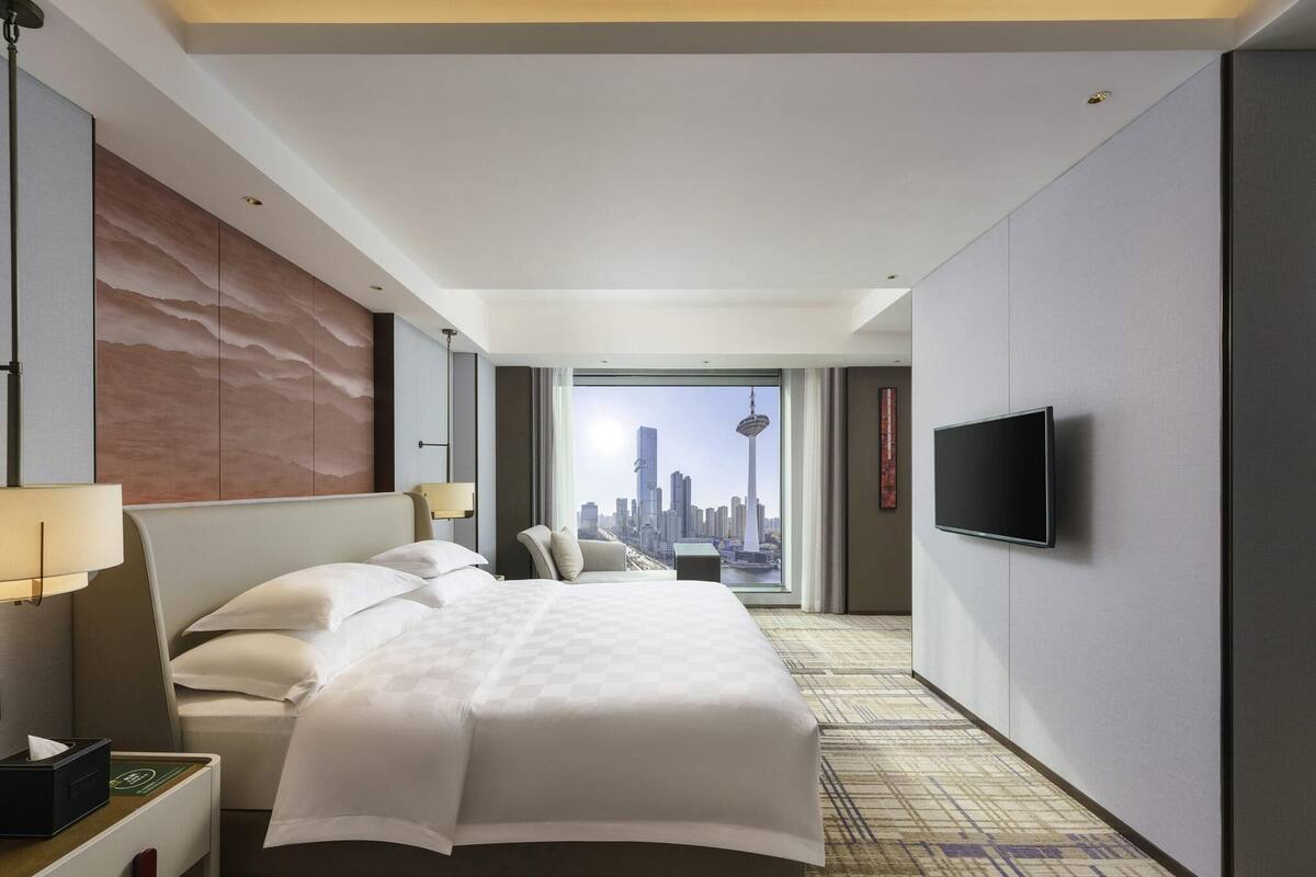 Swiss, Signature Room, 1 King Bed, City View
