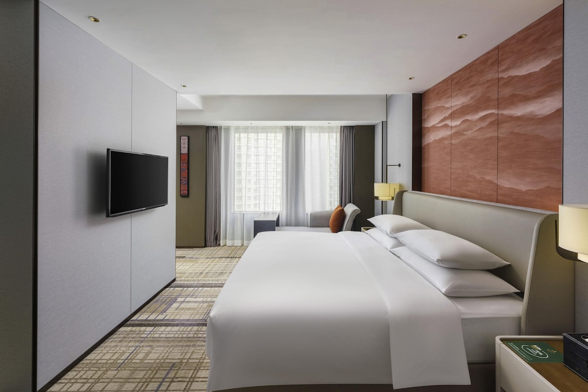 Swiss Select Room, 1 King Size Bed, Oversized Living Space | Down comforters, minibar, soundproofing, iron/ironing board