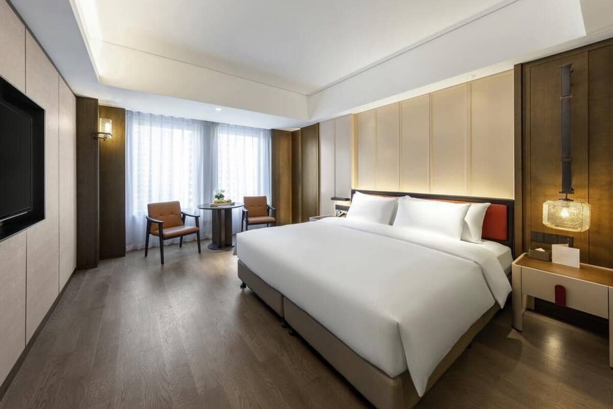 Premier Room, 1 King Bed | Down duvets, minibar, soundproofing, iron/ironing board
