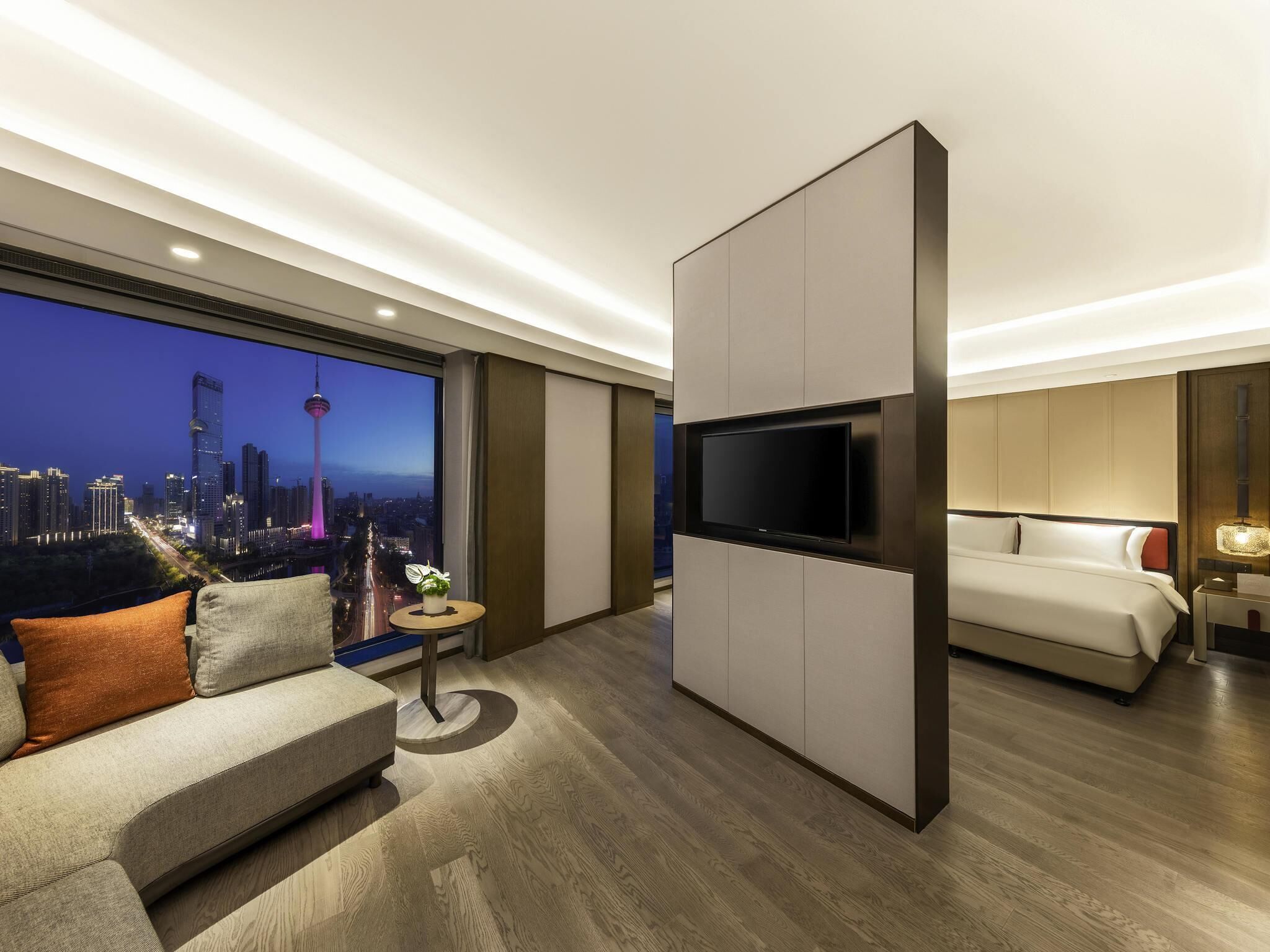 Donzen dekbedden, een minibar, geluiddichte muren