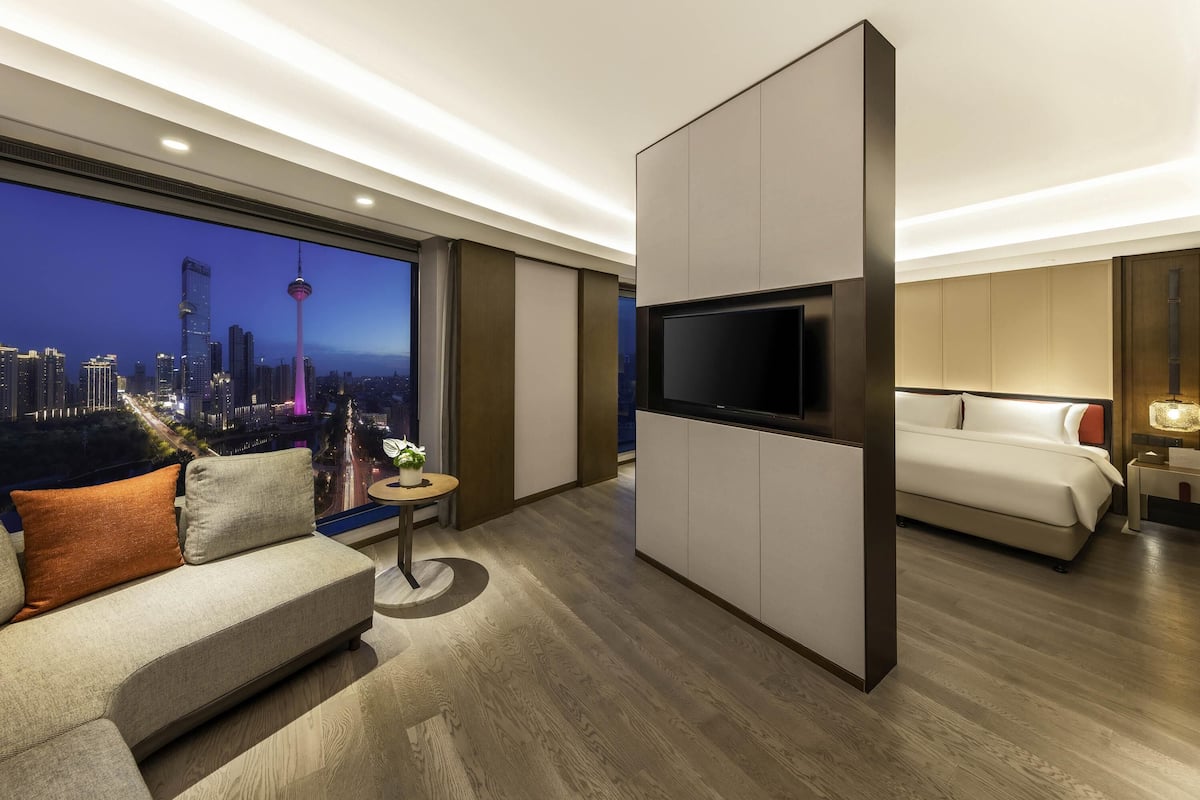 Grand Room, 1 King Bed, City View