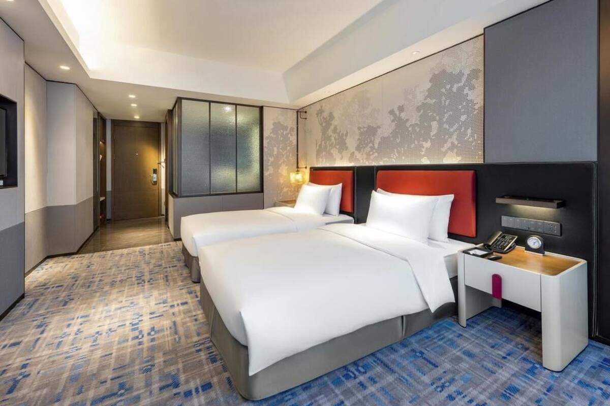 Premier Twin Room, 2 Single Beds | Down duvets, minibar, soundproofing, iron/ironing board