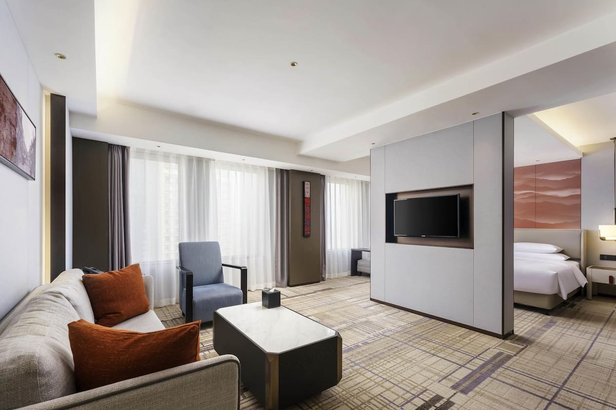 Swiss Select Room, 1 King Size Bed, Oversized Living Space | 오리/거위털 이불, 미니바, 방음 설비, 다리미/다리미판