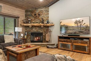 Una Smart TV, una chimenea, videojuegos, una mesa de tenis de mesa