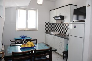 Fridge, electric kettle, cookware/dishes/utensils, freezer - Apartment in Duće with Seaview, Balcony, Air condition, WIFI (5067-2) (Duce)