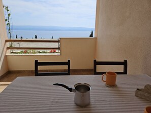 Outdoor dining - Apartment in Duće with Seaview, Balcony, Air condition, WIFI (5067-3) (Duce)
