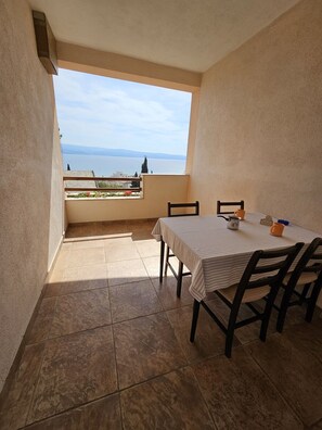 Outdoor dining - Apartment in Duće with Seaview, Balcony, Air condition, WIFI (5067-3) (Duce)