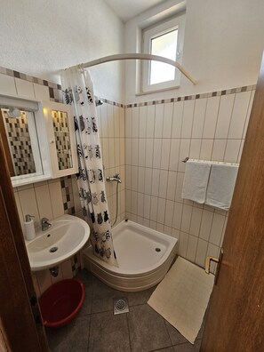 Douche, serviettes fournies