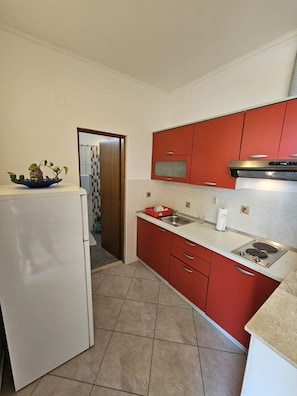 Kühlschrank, Wasserkocher, Kochgeschirr/Geschirr/Besteck