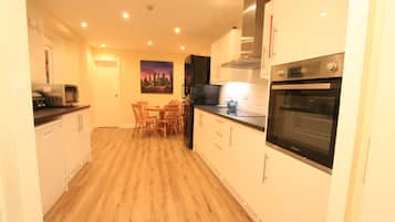 Căn hộ Superior, có phòng tắm riêng, quang cảnh một góc biển (Garden Apartment) | Bếp chung | Ghế cao cho trẻ em
