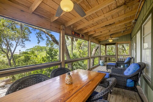 Dock * Water View * Screened Deck * 2 Kitchens * Fishing Deck