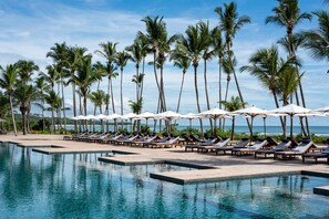 2 outdoor pools