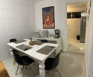 Basic House, 2 Bedrooms | In-room dining - Casa centro Florianópolis (Florianópolis)