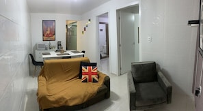 Casa básica, 2 quartos | Área de estar