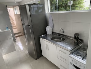 Casa básica, 2 quartos | Cozinha privada | Geladeira grande, micro-ondas, fogão