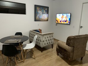 Casa básica, 2 quartos, vista para o oceano | Opções para refeição no quarto