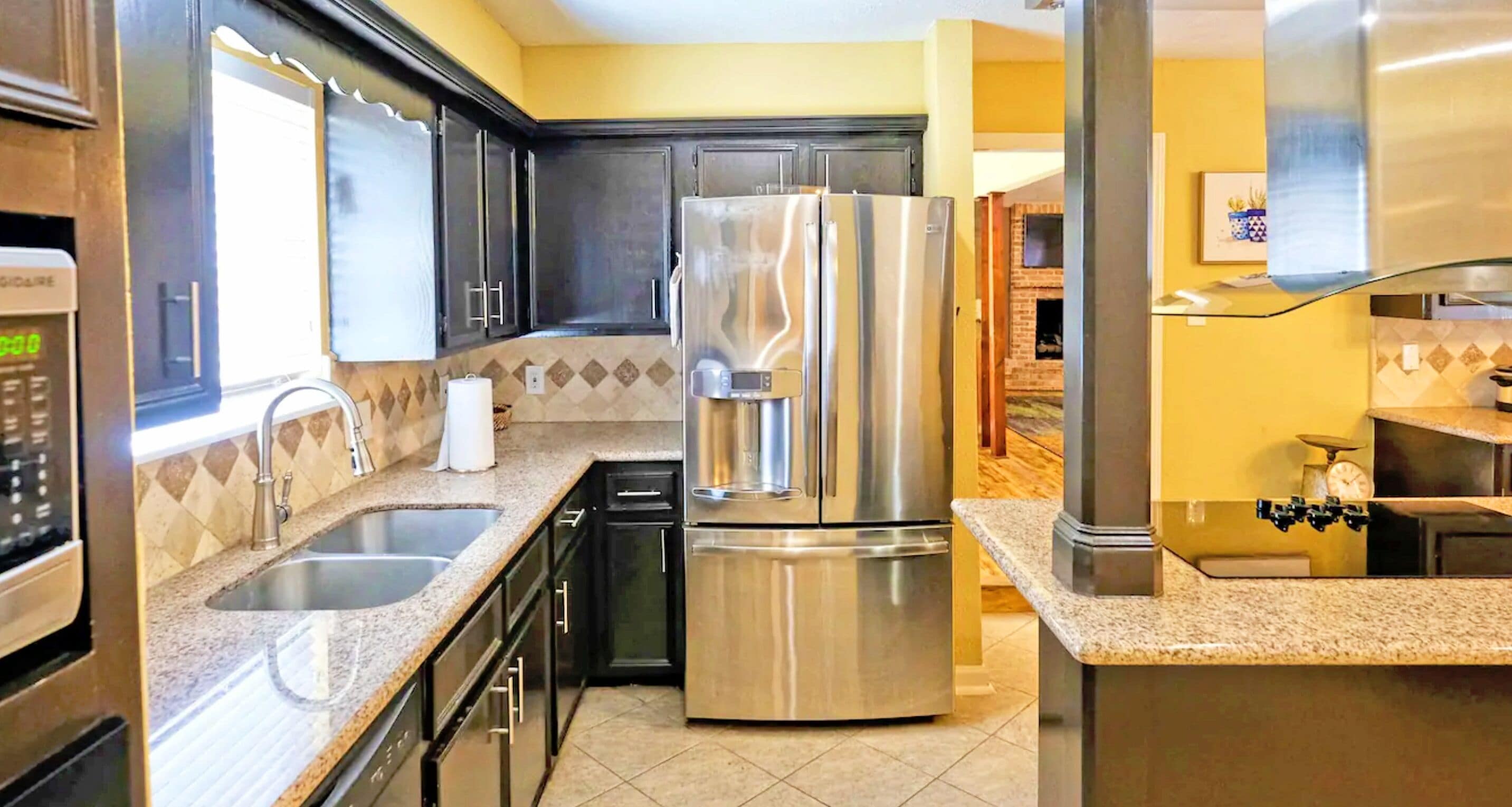 Deluxe House, 4 Bedrooms, 2 Bathrooms | Private kitchen | Fridge, microwave, oven, stovetop