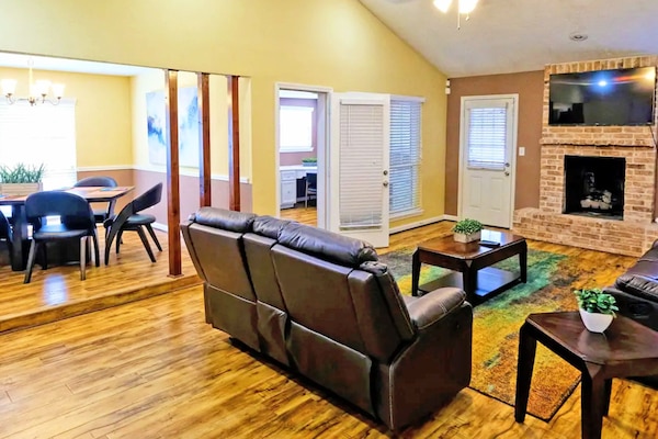 Casa luxo, 4 quartos, 2 banheiros | Área de estar | TV de tela plana