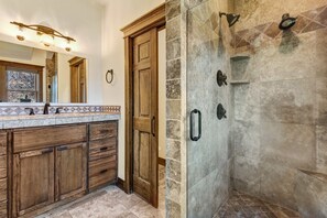 Combined shower/bathtub, hair dryer, towels, soap - Historic Neighborhood in heart of Downtown Bend Between Village And Old M (Bend)