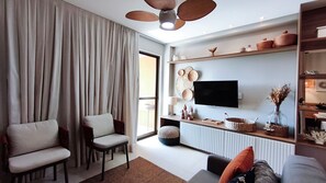 Family Apartment | Living area | 40-inch TV with satellite channels - Eco Resort Praia dos Carneiros (Tamandaré)