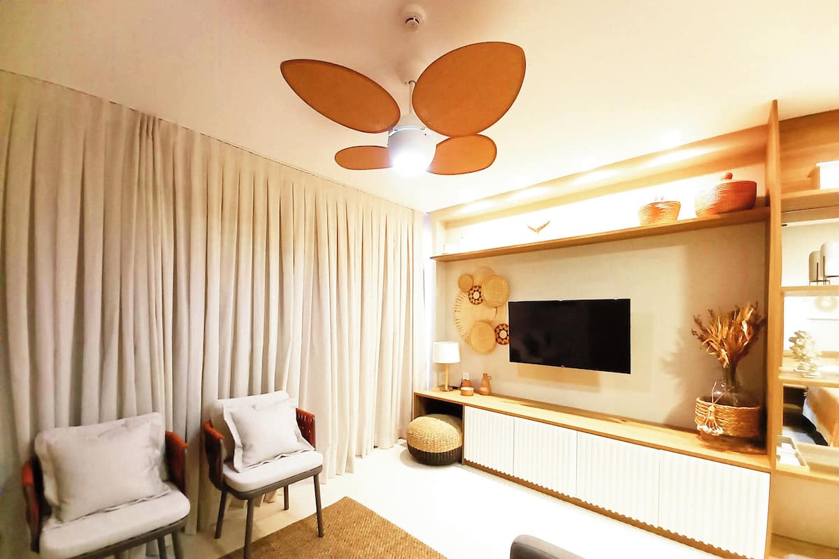 Family Apartment | Living room | 40-inch TV with satellite channels