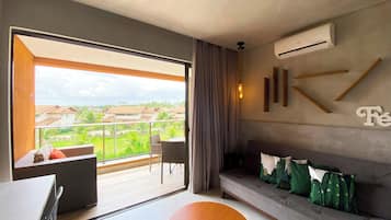 Appartement Familial, vue cour intérieure | Salle de séjour