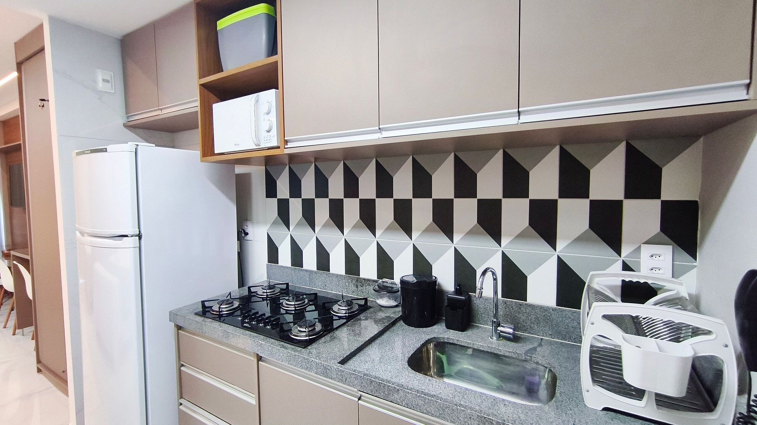 Estudio clásico | Cocina privada | Refrigerador, microondas, cafetera y tetera y tostadora 