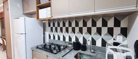 Estudio clásico | Cocina privada | Refrigerador, microondas, cafetera y tetera y tostadora