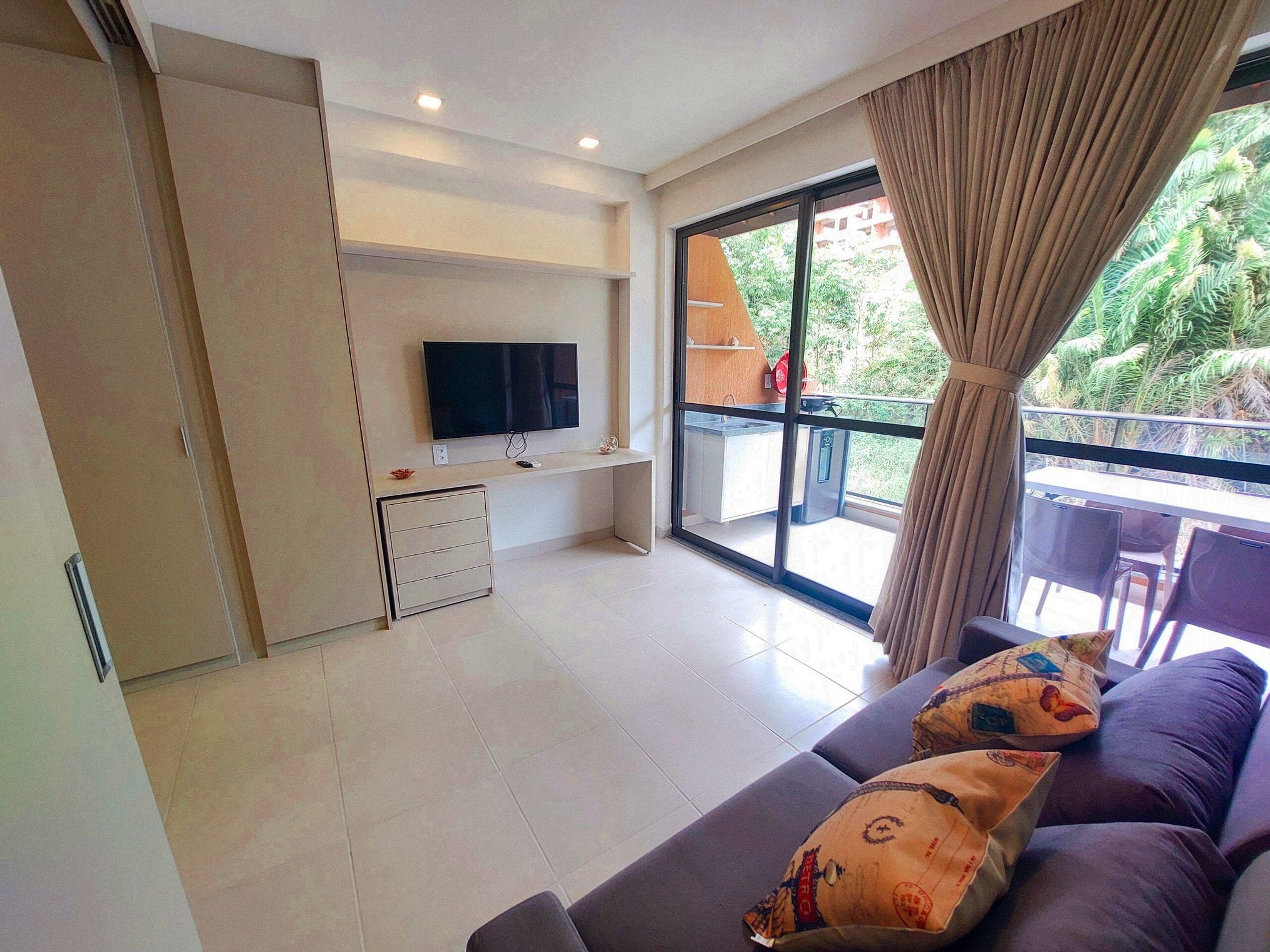 Family Apartment | Living area | 40-inch TV with satellite channels