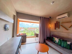 Appartement Familial, vue cour intérieure | Salle de séjour | Télévision de 40 pouces avec chaînes par satellite