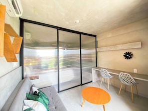 Appartement Familial, vue cour intérieure | 1 chambre, ameublement personnalisé, Wi-Fi gratuit, draps fournis