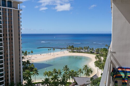 Waikiki Condo - Ocean View - Minutes from the Beach!