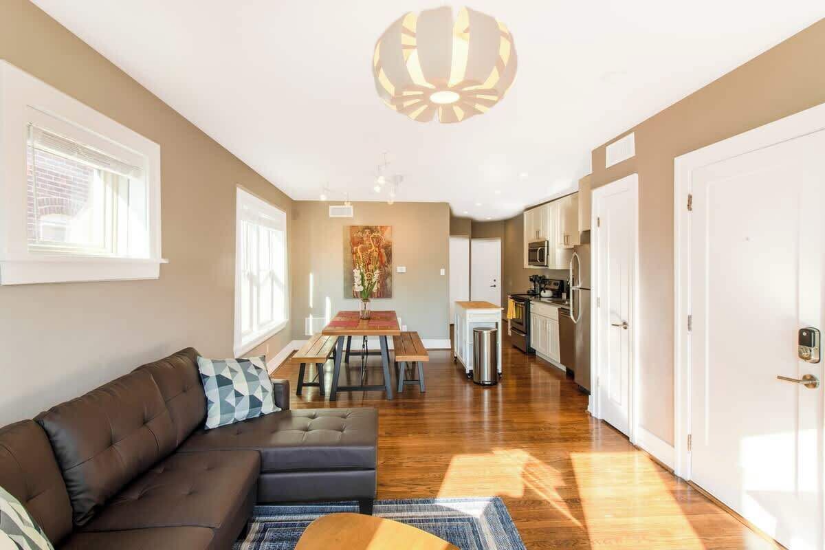 Eine moderne Wohnung mit Wohnzimmer, Essbereich und Küche.