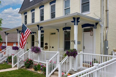 Spacious 1 BR Stratton House: A Cozy Downtown Stay Backing to Culp's Hill