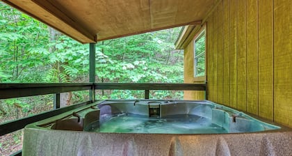Country Luvin Secluded w Hot Tub 10 mins to Pigeon Forge