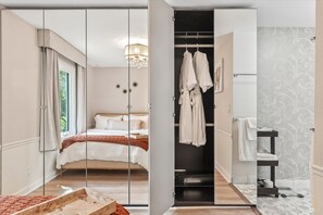 3 makuuhuonetta, työpöytä, silitysrauta/-lauta, vauvan matkasänky
