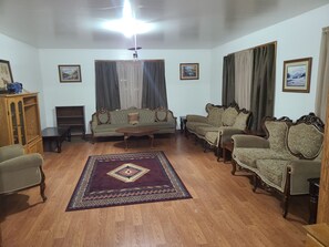 Smart TV, DVD player, books, video library - The Bunkhouse @Dragonfly Ranch is made to make you feel like home away from home (Cub Run)