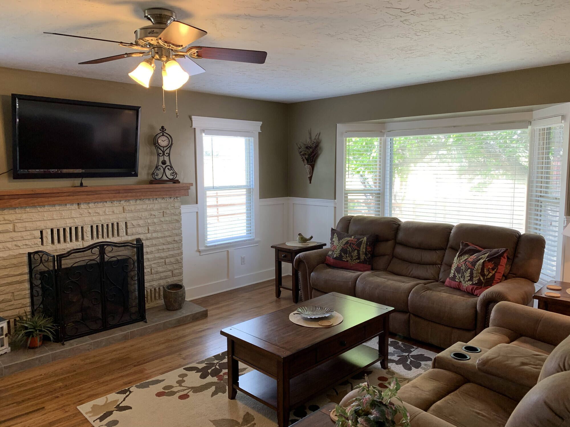 Una televisión, un reproductor de DVD