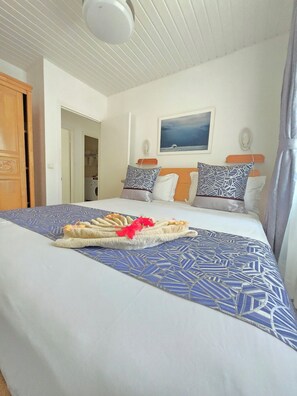 3 bedrooms, in-room safe, iron/ironing board, travel cot