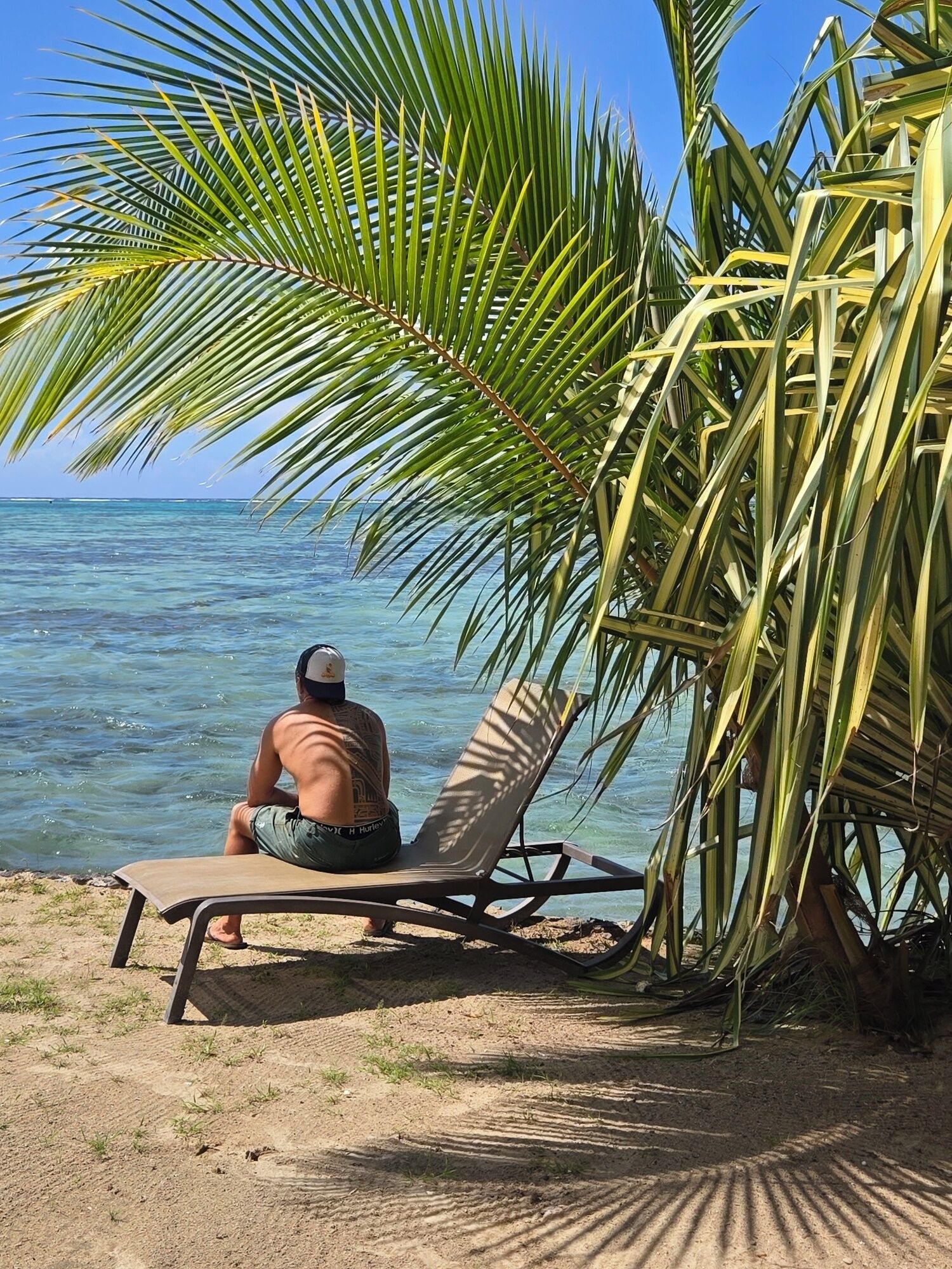 På stranden, solstolar och strandhanddukar