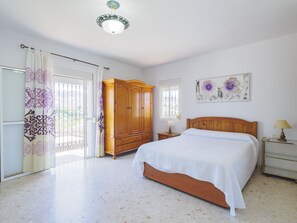 4 slaapkamers, een strijkplank/strijkijzer, gratis wifi, beddengoed