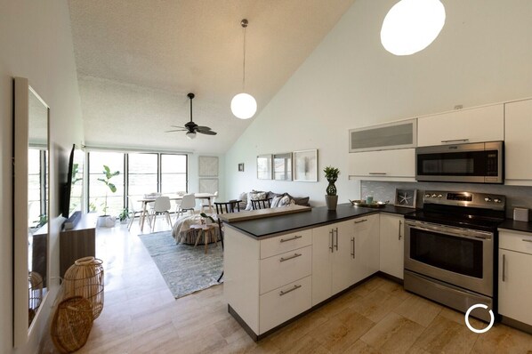 Réfrigérateur, micro-ondes, four, plaque de cuisson