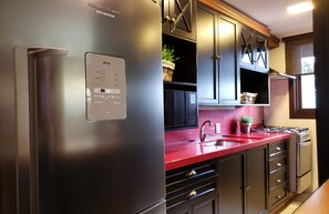 Geladeira, micro-ondas, fogão, cooktop