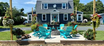 Minutes to the BEACH! Boat friendly, fire pit, bocci & large yard for famly fun!