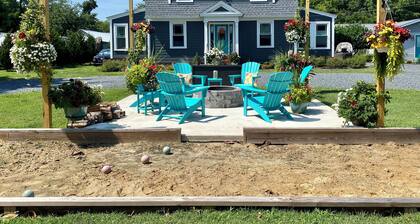 Minutes to the BEACH! Boat friendly, fire pit, bocci & large yard for famly fun!