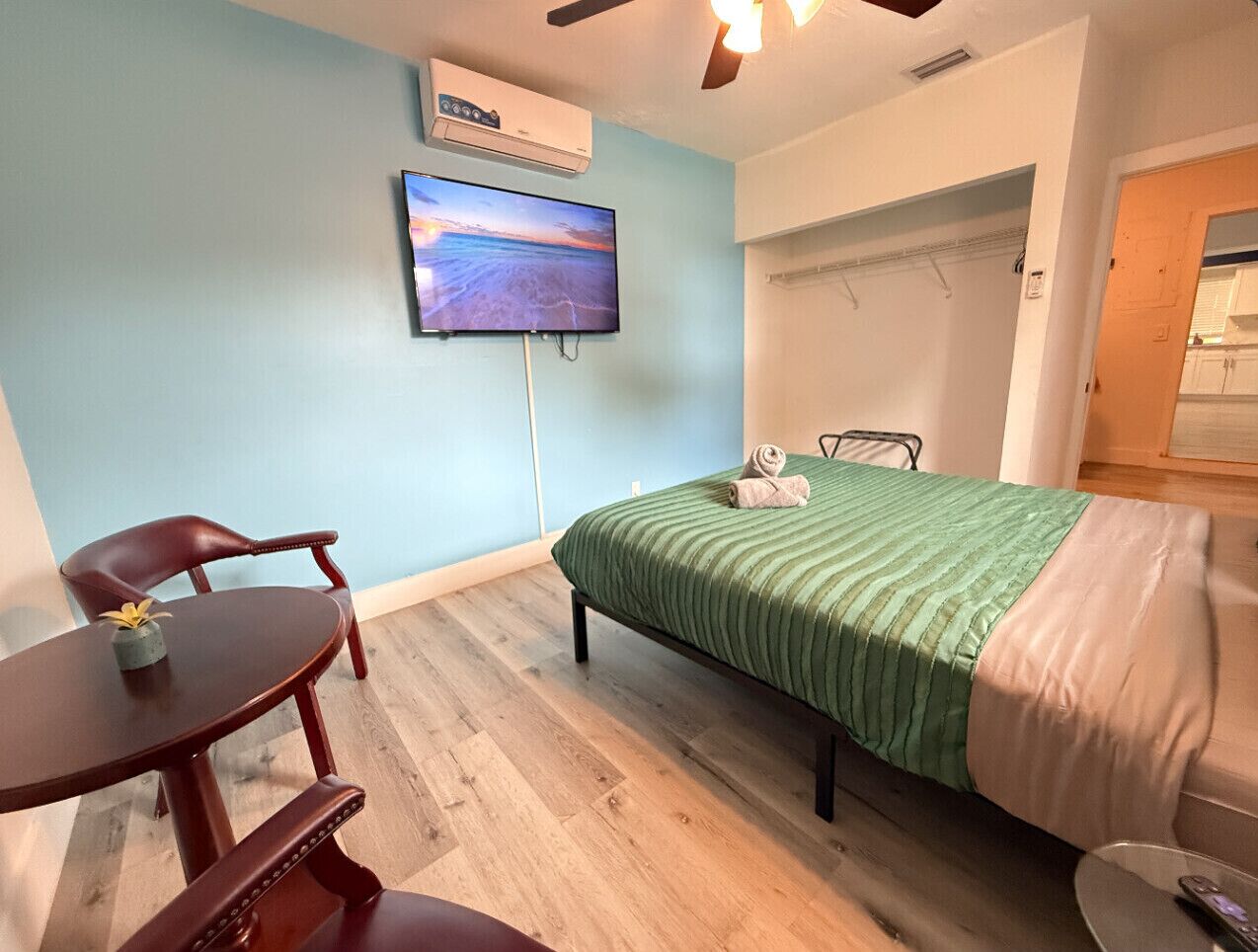 4 habitaciones, escritorio, tabla de planchar con plancha y wifi 