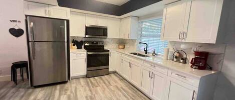 Een koelkast, een microgolfoven, een oven, een kookplaat