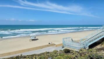 Beach nearby, sun loungers, beach towels