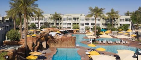 Alberca al aire libre y alberca climatizada