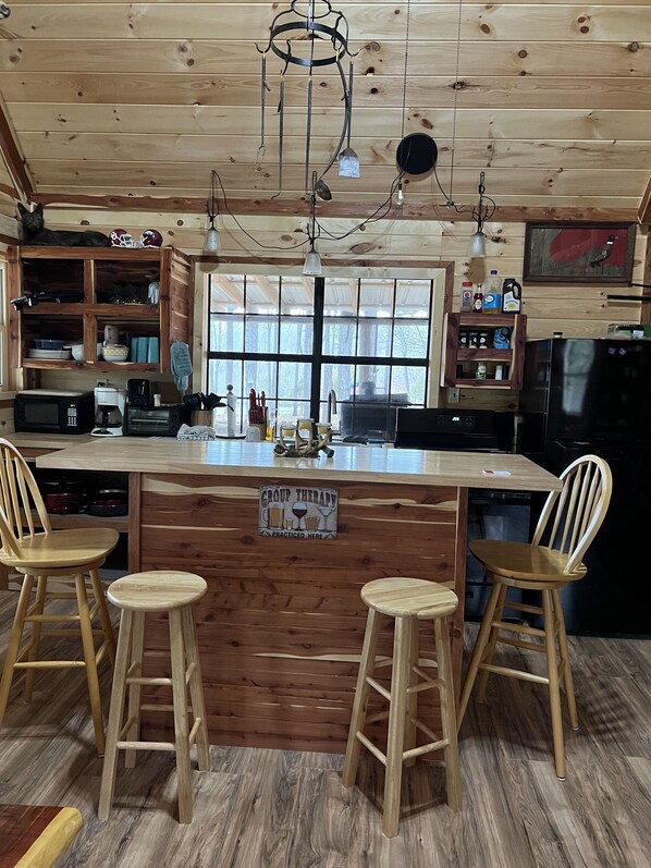 Fridge, microwave, oven, stovetop - 2 bedroom 1 bath cabin with privacy, 1 mile from main highway (Fifty-Six)